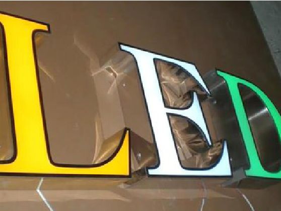 镇雄介绍LED招牌的基础知识。