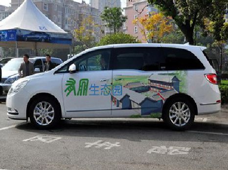 镇雄户外车贴喷绘如何保持效果?